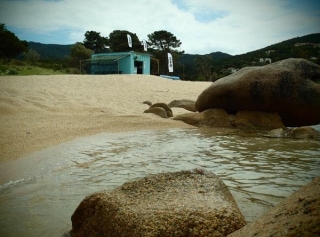 centro al borde de la playa 